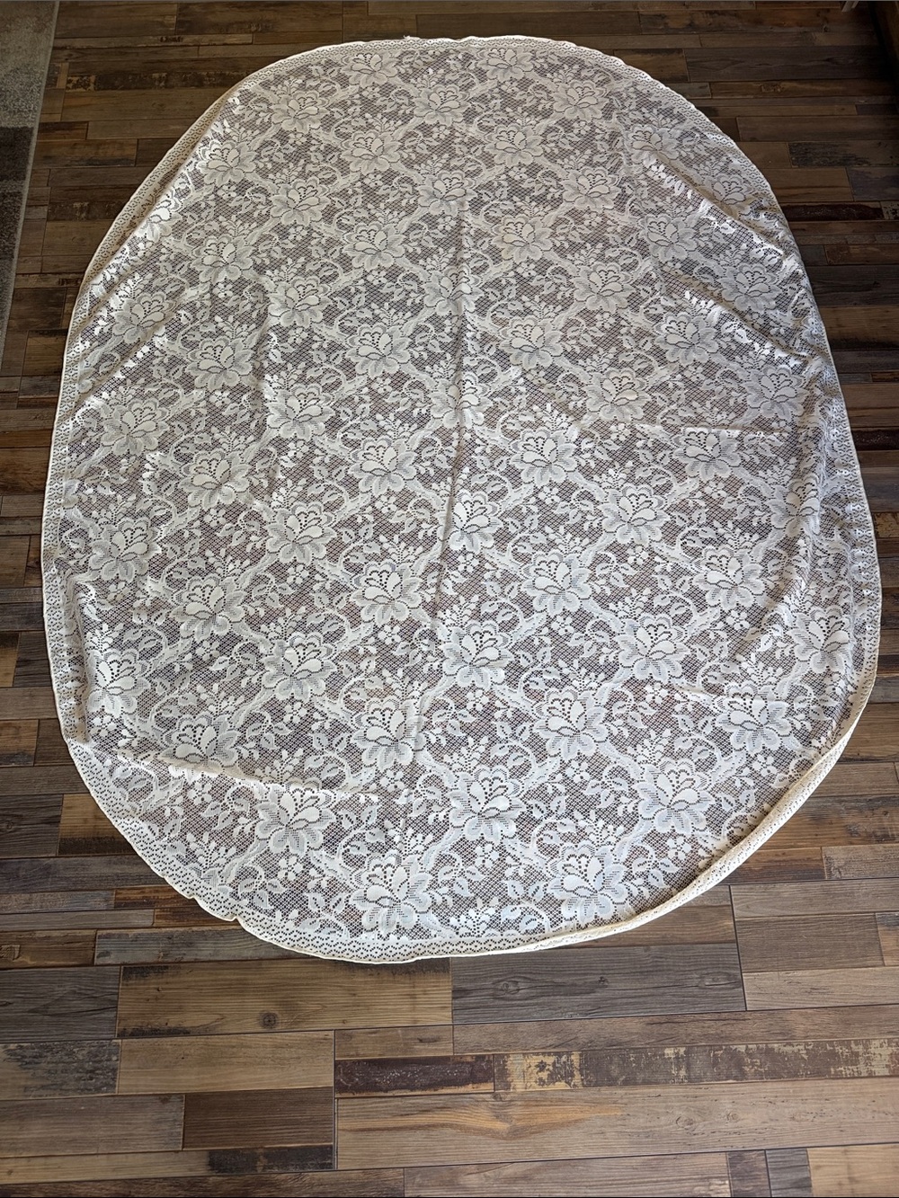 VTG cream oval lace tablecloth featuring an all-over floral and rose pattern